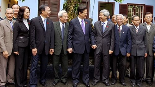 ທ່ານນາຍົກລັດຖະມົນຕີ ຫງວຽນເຕີນຢູງ ພົບປະ ກັບຜູ້ມີສິດເລືອກຕັ້ງ ນະຄອນຫາຍຟ່ອງ